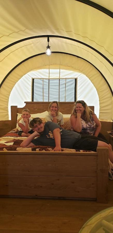 Smoky Hollow Outdoor Resort Covered Wagon Sevierville Bagian luar foto